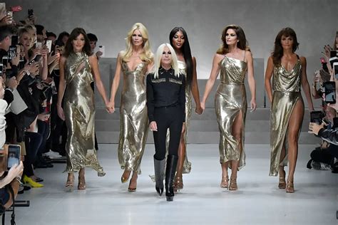 abiti storici versace|Vestiti Oroton: gli abiti che hanno reso celebre Versace.